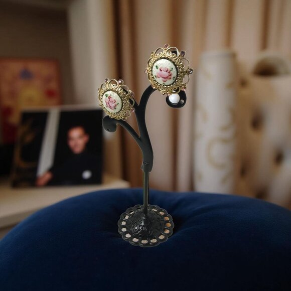 vintage coro gold tone guilloche enamel rose pink chrystals screw back earrings - Picture 2 of 12